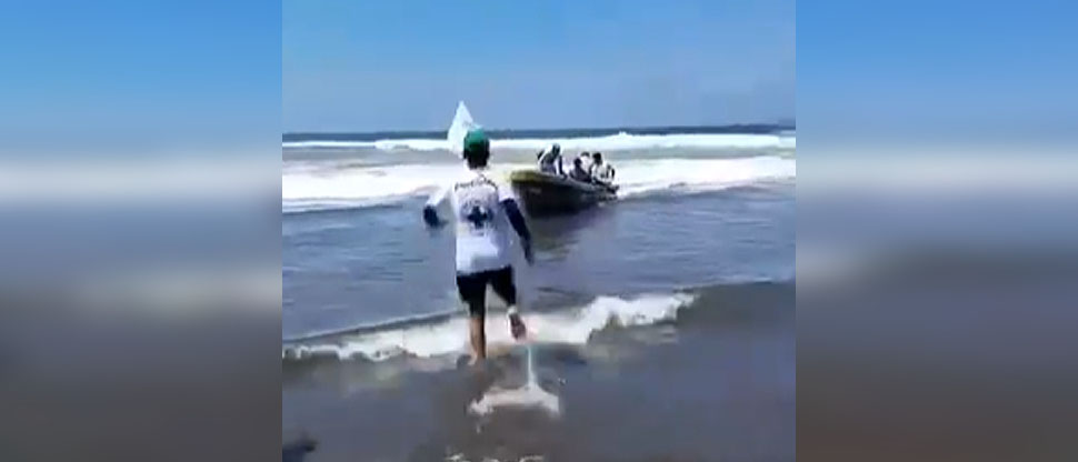Momento cuando guardavidas realizan rescate profundo en playa Barra de Santiago