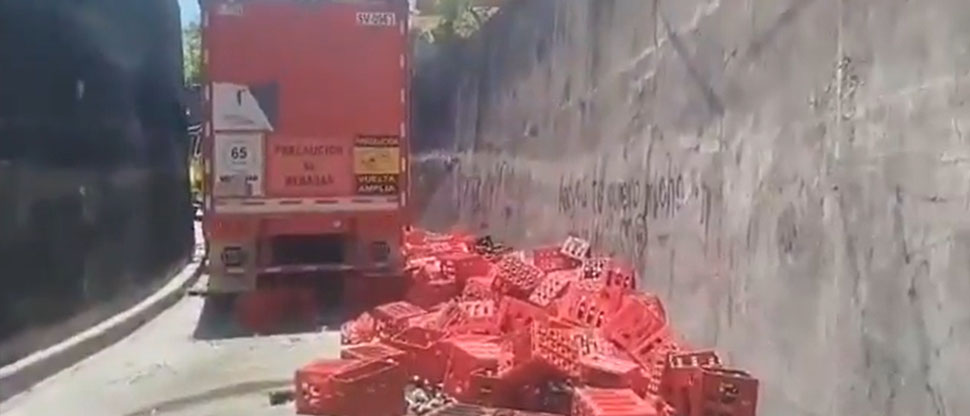 Rastra de gaseosas deja caer su carga en el desvío a Los Planes de Renderos