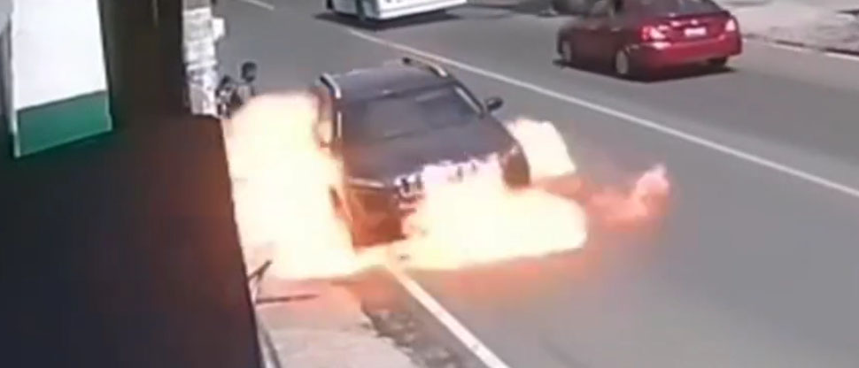 Captan instante justo cuando camioneta se prende en llamas en Quezaltepeque