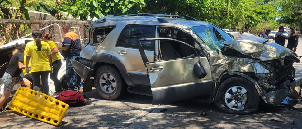 Camión y camioneta protagonizan aparatoso choque dejando a 3 personas lesionadas
