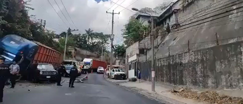 Rastra protagoniza aparatoso choque en la calle a Los Planes de Renderos