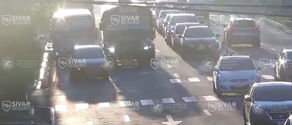 La velocidad inadecuada provoca choque entre microbús y carro particular