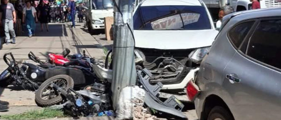 Carro particular choca contra tres motos y otro vehículo estacionados en Usulután