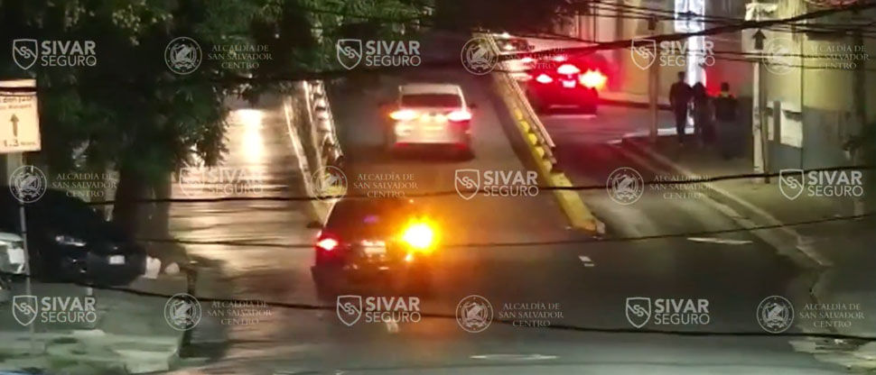 Captan cuando automovilista calcula mal y choca contra barrera de seguridad de paso a desnivel