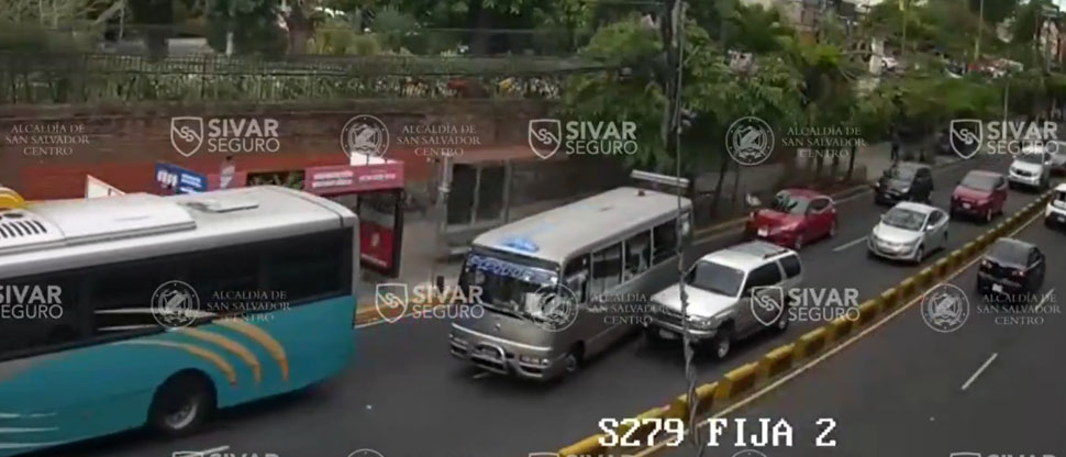 Invasión de carril provoca choque frente a centro comercial en el Paseo General Escalón