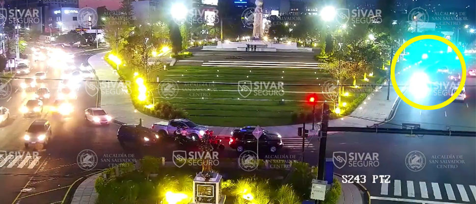 Captan a vehículo circulando en sentido contrario en el redondel del Salvador del Mundo