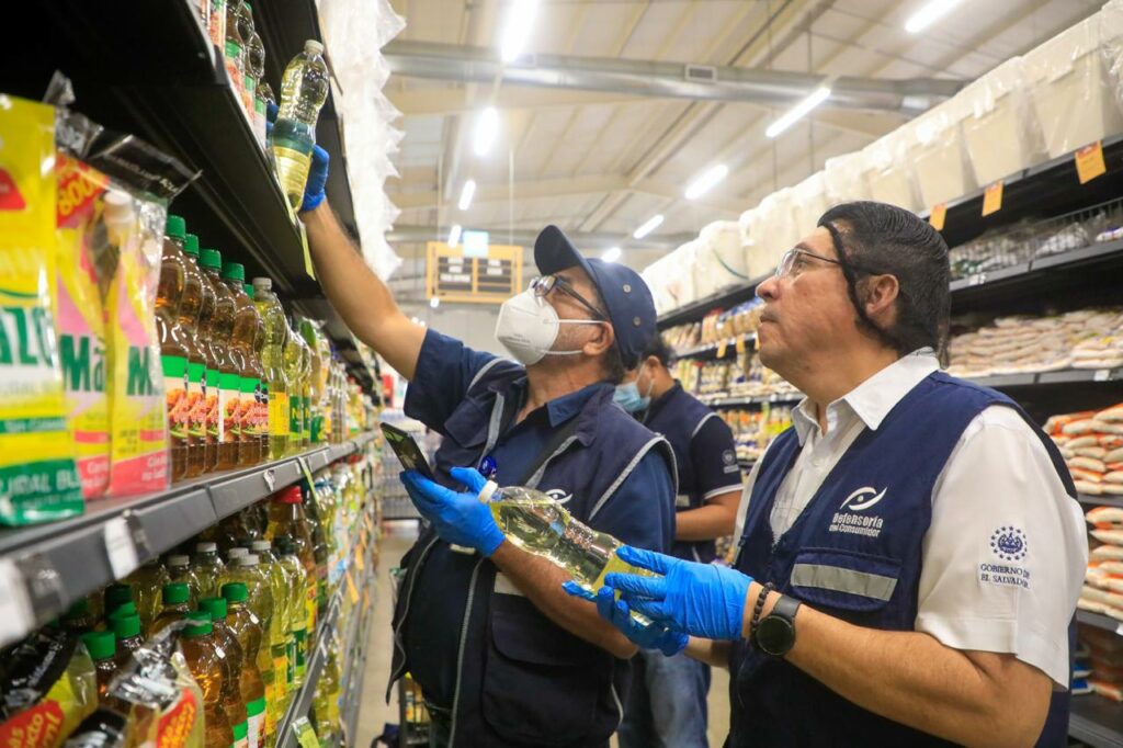 Defensoría del Consumidor verifica precios de productos en Puerto de La Libertad