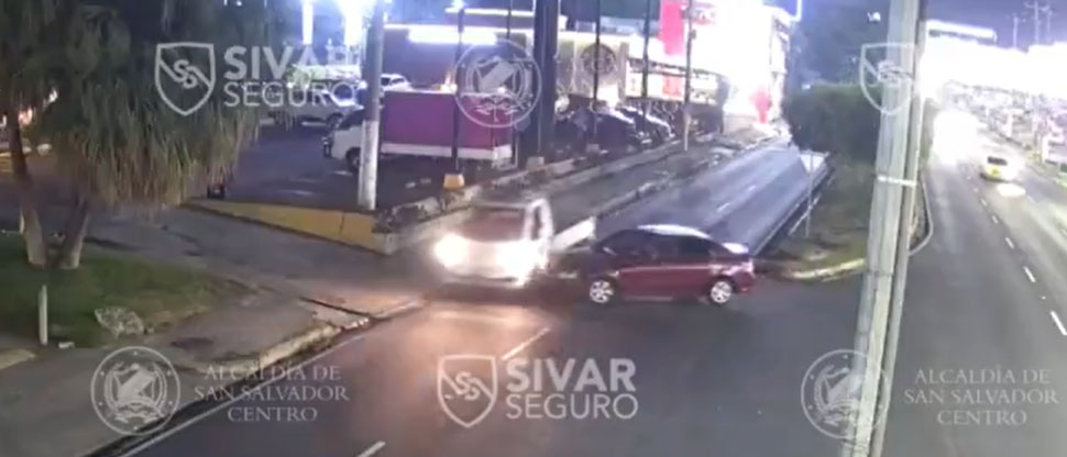 Camión le “desarma el bomper” a carro particular que hizo un giro imprudente