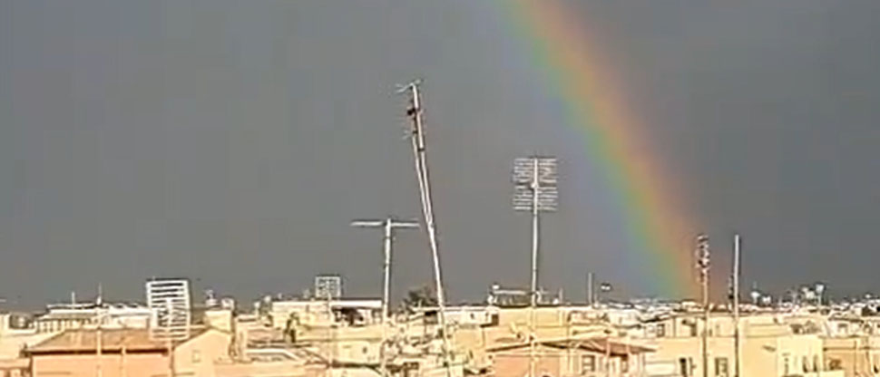 Viralizan video de doble arcoíris sobre Roma cerca del funeral del papa Francisco