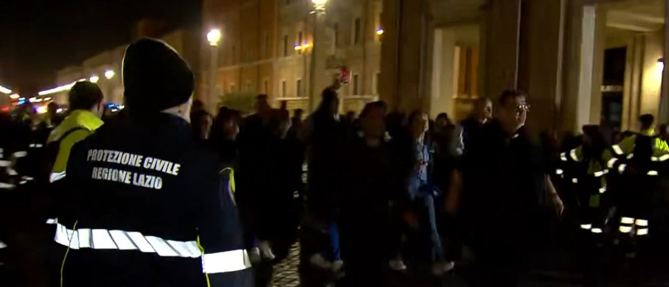Fieles provocan disturbios en funeral del papa Francisco