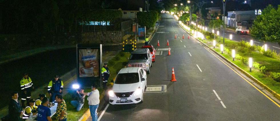 Conductor hizo un giro prohibido y, además de ser procesado, pagará 1,500 dólares