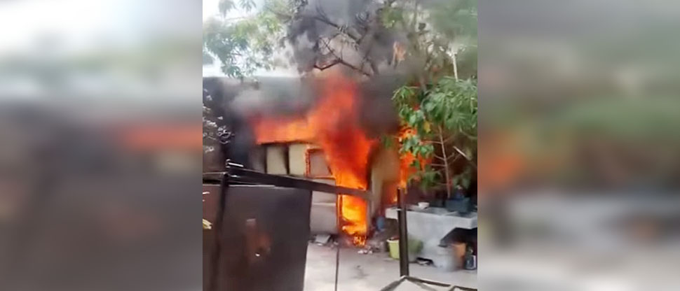 Voraz incendio consume humilde vivienda en Chalatenango