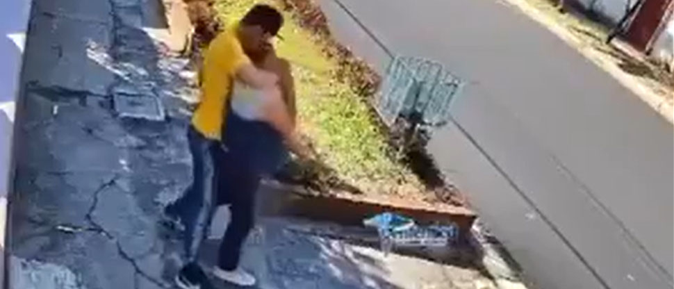 Captan a delincuente robando la cartera a una señora en la colonia Miramonte