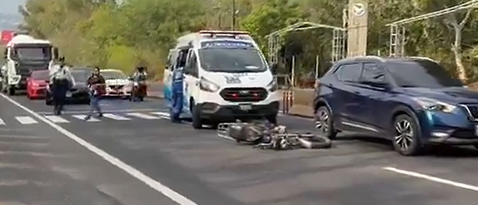 Motociclista termina estrellándose en la parte trasera de una camioneta en avenida Jerusalén