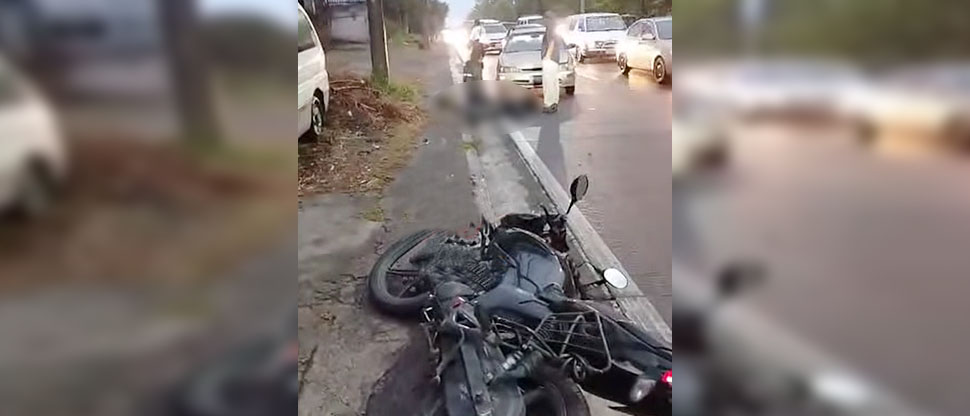 Motociclista termina en el hospital tras accidentarse en autopista Comalapa