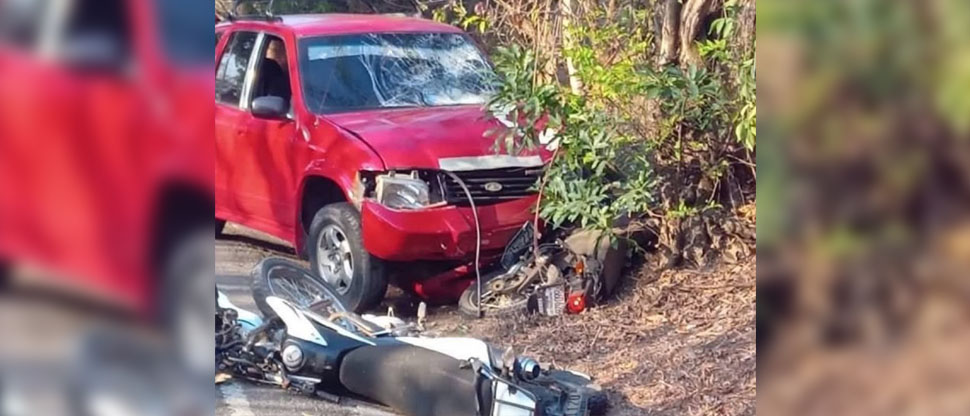 Dos motociclistas y vehículo se han visto involucrados en fuerte accidente en Tacachico