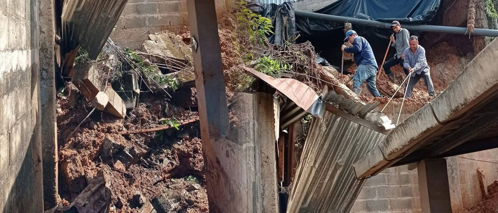 Auxilian a familia tras colapsar muro de su vivienda en Chalatenango