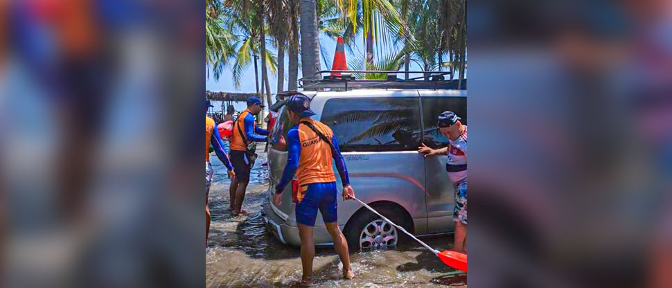 Protección Civil auxilia a turistas afectados por las mareas altas de esta tarde