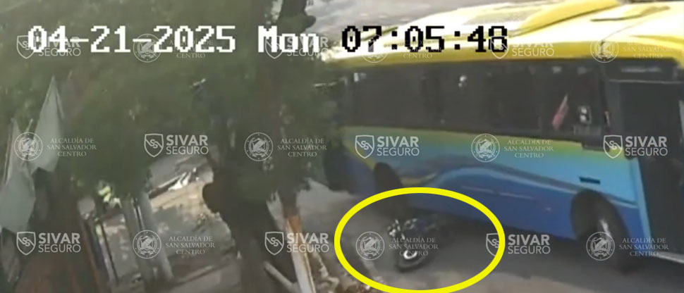 Captan cuando moto queda debajo de bus por invadir carril en la alameda Roosevelt