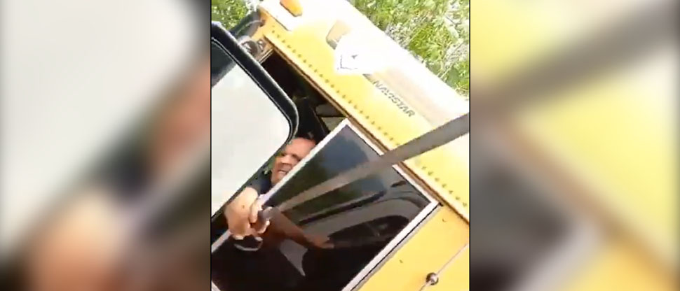Denuncian a busero que hizo tercer carril y atacó con un corvo a quien lo grababa