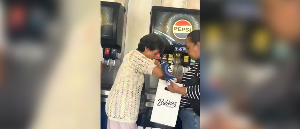 MÉXICO: Viralizan video de mujeres llenando picheles con soda y llevándosela en cajas de cartón