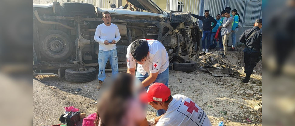 Niña de 7 años pierde la vida tras volcar vehículo en Ilobasco