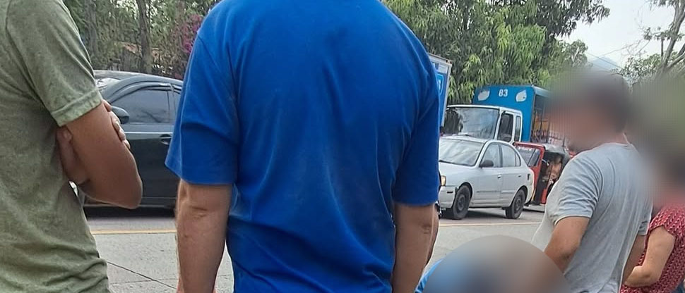 Automovilista pierde el control de su vehículo y atropella a estudiante en cantón Cujucuyo