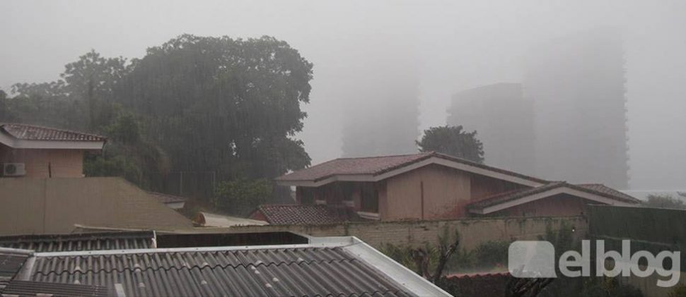 Este sábado se espera un ambiente caluroso con lluvias y tormentas por influencia de una onda tropical