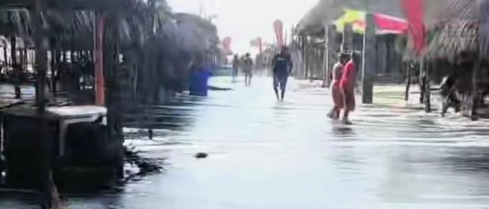 Mareas altas casi arrastran a turistas que disfrutaban en playa Champerico, Guatemala