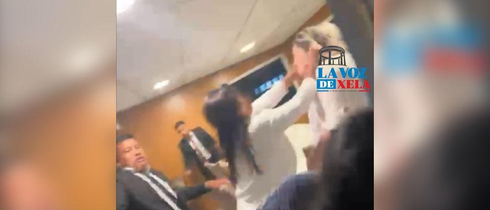 Hermanos evangélicos arman batalla campal por pelea entre pastora y su nuera en iglesia en Xela