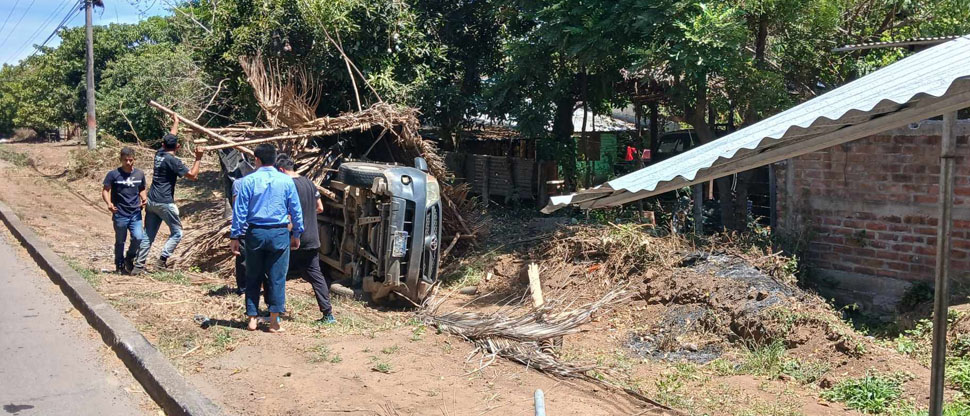 Conductor de pick up se sale de la carretera y se pasa llevando venta de hot dogs