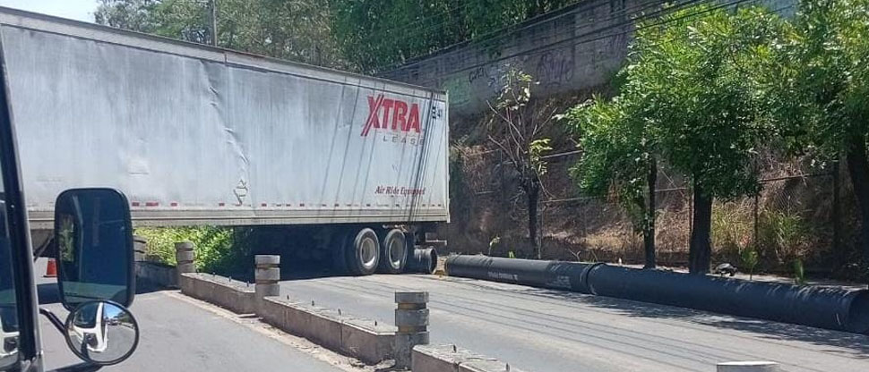 Rastra queda atravesada y corta la circulación en el bulevar San Bartolo, Ilopango