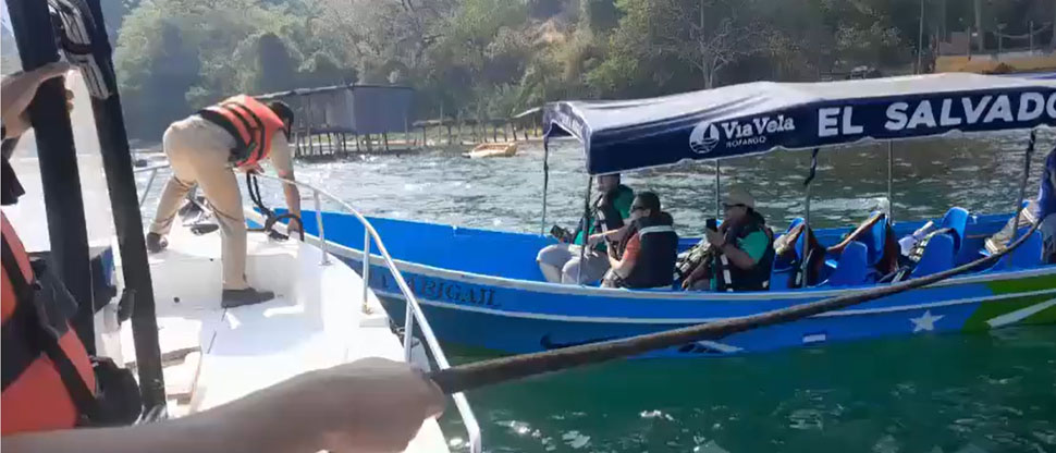 Este es el momento cuando la Marina Nacional auxilia a lancha turística en Ilopango