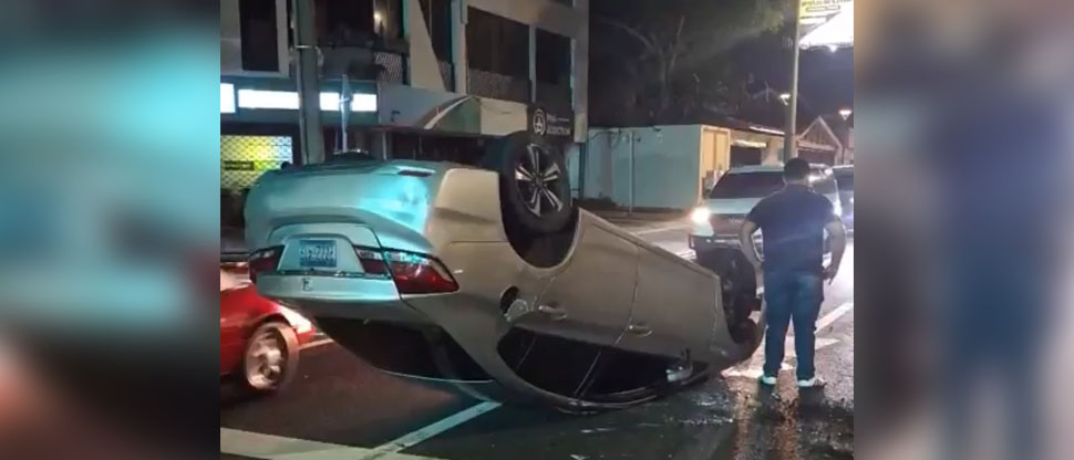 Carro vuelca tras esquivar una camioneta que no respetó la luz roja en la avenida Jerusalén 