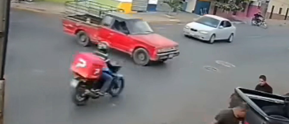 Captan momento de fuerte choque entre vehículo y motociclista repartidor en Santa Ana