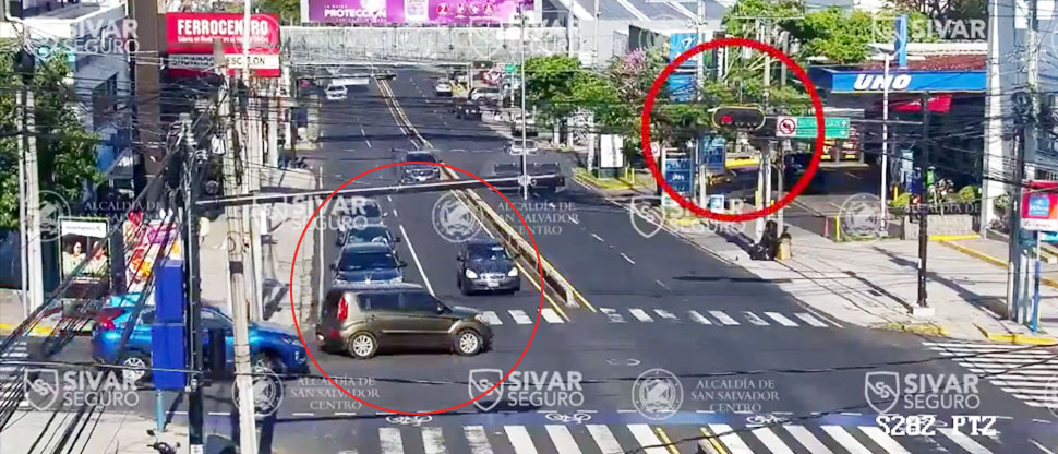 Conductor irrespeta luz roja de semáforo y choca contra un Kia Soul en Paseo General Escalón