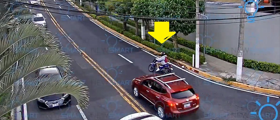 Motociclista realiza mala maniobra y casi termina debajo de un vehículo en Santa Tecla