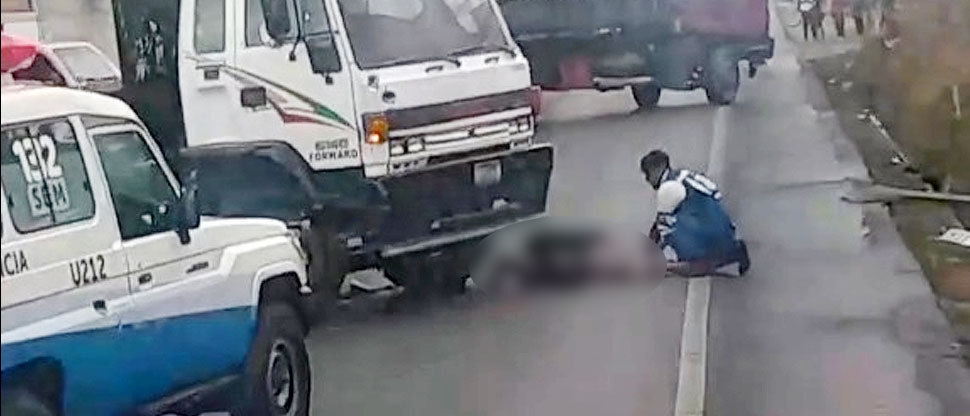 Auxilian a motociclista que se estrelló contra camión en Chalatenango