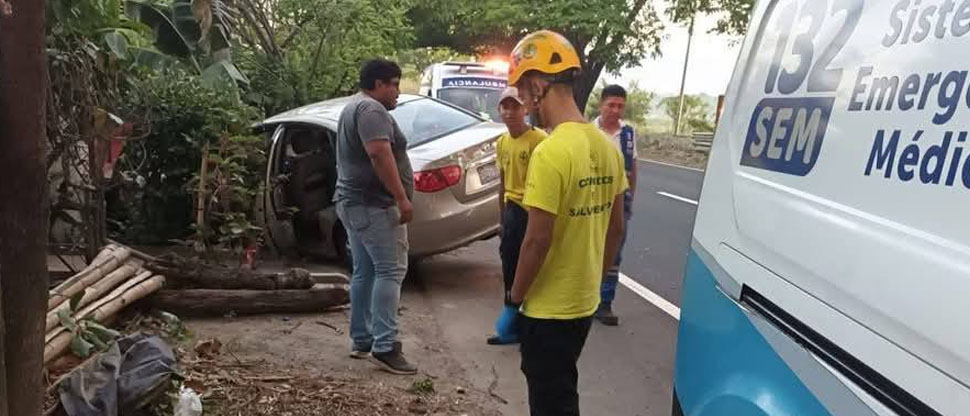 Socorristas auxilian a conductor que se accidentó en carretera que de Santa Ana
