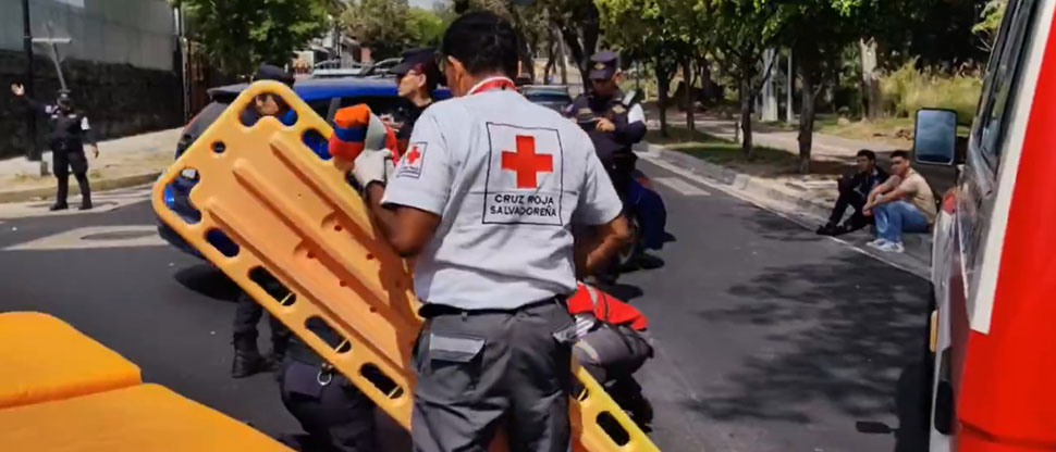 Mujer y hombre lesionados tras ser embestidos por un vehículo