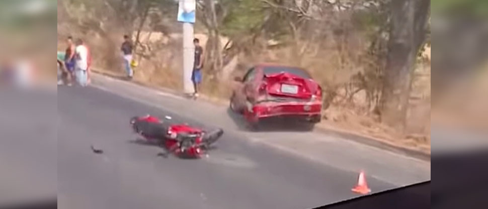 Choque entre vehículo y motocicleta deja un lesionado en Chalatenango