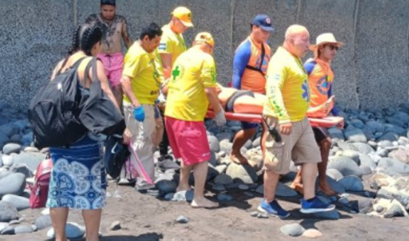 Hombre de la tercera edad sufre múltiples lesiones tras caer del malecón en el Puerto de La libertad