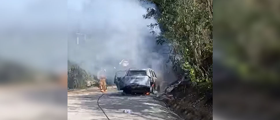 Vehículo se incendia y es reducido a cenizas en San Ignacio, Chalatenango