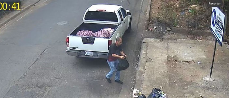 Denuncian a hombre por tirar basura en la calle ignorando el rótulo que prohíbe esta acción