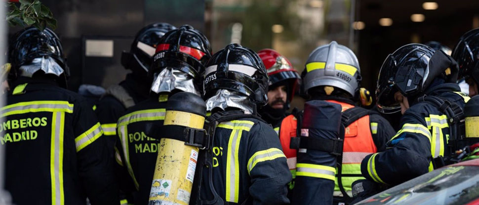ESPAÑA: fuerte incendio en parqueo deja dos bomberos fallecidos y 14 más heridos