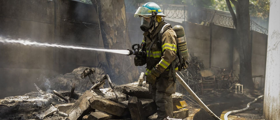 Bomberos sofocan incendio en predio que amenazaba con propagarse a viviendas