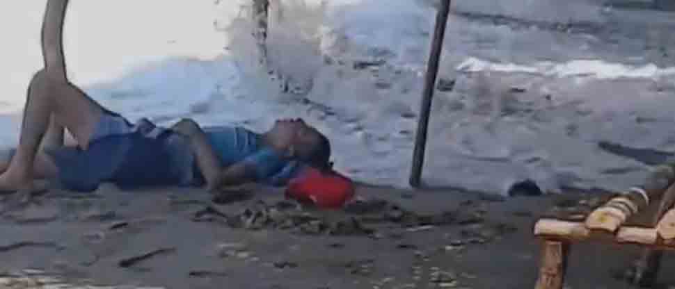 Borracho se hace viral tras ser despertado por fuerte ola cuando descansaba