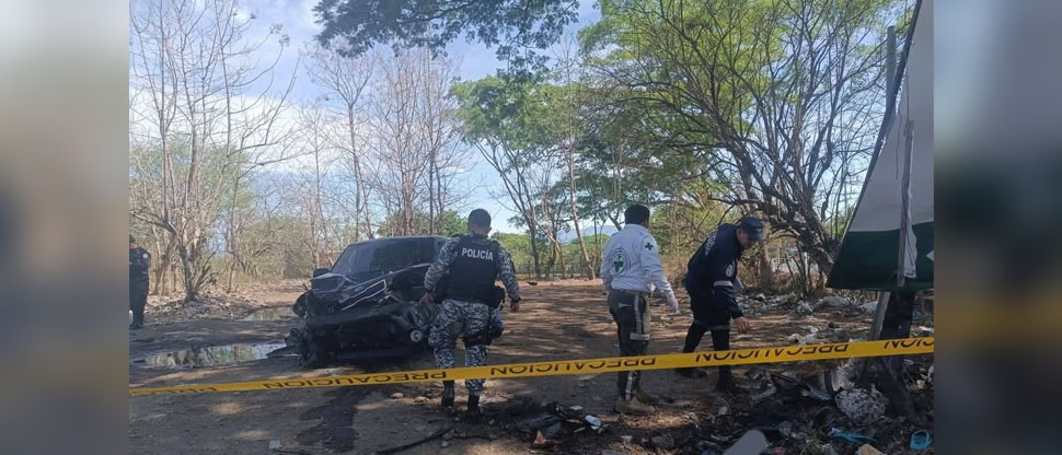 Vehículo choca contra valla publicitaria y luego arrolla a mujer que esperaba el autobús