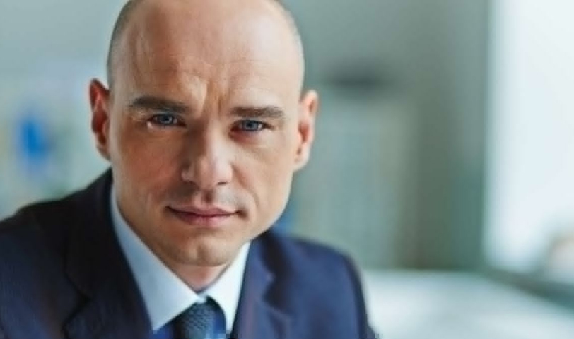 Estudio revela que los hombres clavos son más inteligentes y exitosos
