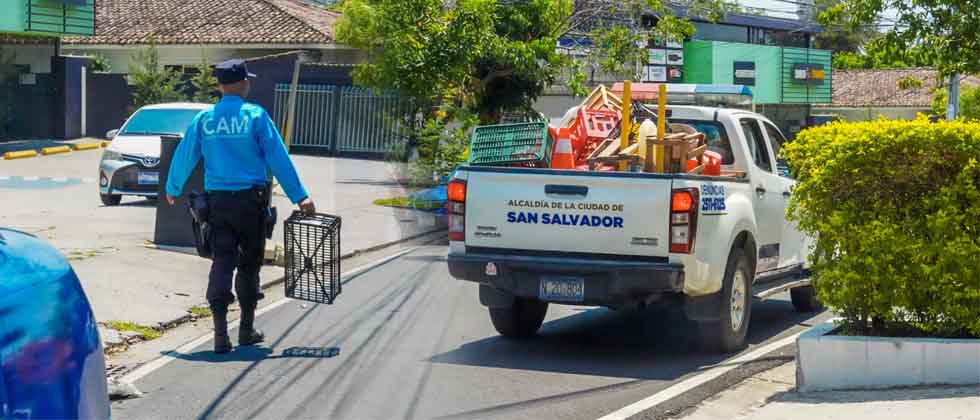 Retiran barriles, conos y cajas que eran utilizados para apartar parqueo ilegales en San Salvador